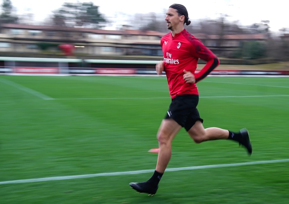Zlatan Ibrahimovic en un entrenamiento con el Milán (Twitter)