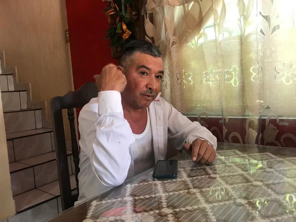 Poco a poco Ángel Morales recupera la vista. (Elsa Martha Gutíerrez)
