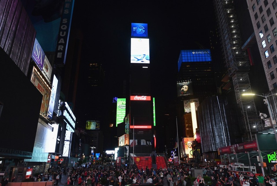 Los anuncios de Times Square estuvieron apagados durante un minuto, alrededor de las 21:00 horas. (AFP)