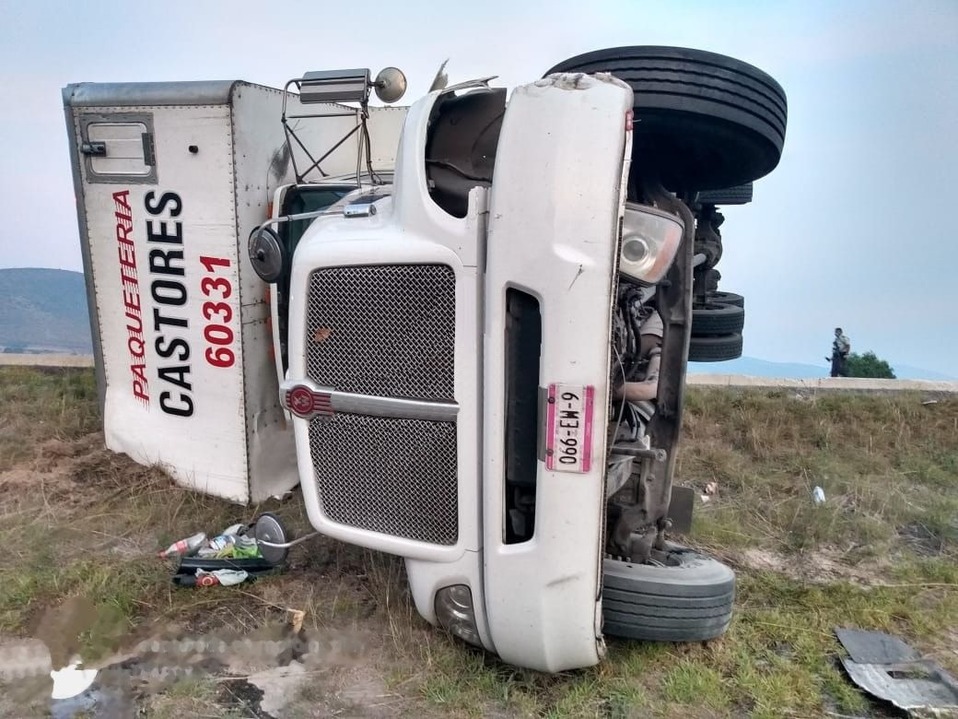 El conductor perdió el control para posteriormente quedar volcado. (Apolonia Amayo)