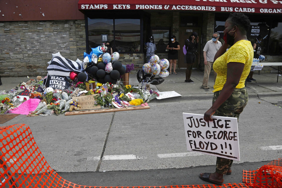 Decenas de manifestantes exigieron justicia por el asesinato de George Floyd. (AP)