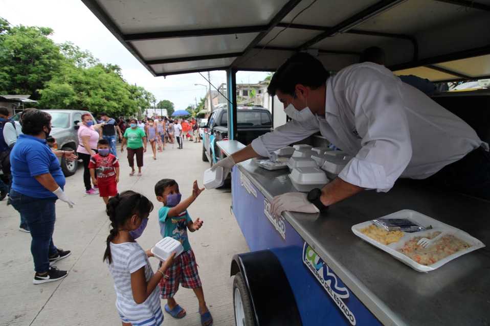 Familias enteras acuden por la única ración de comida que tendrán en el día. (Yazmín Sánchez)
