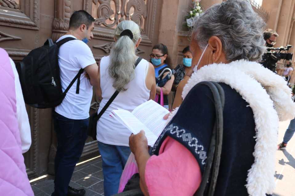 Feligreses se reúnen en catedral de León pese a contingencia. Foto: Dany Béjar.