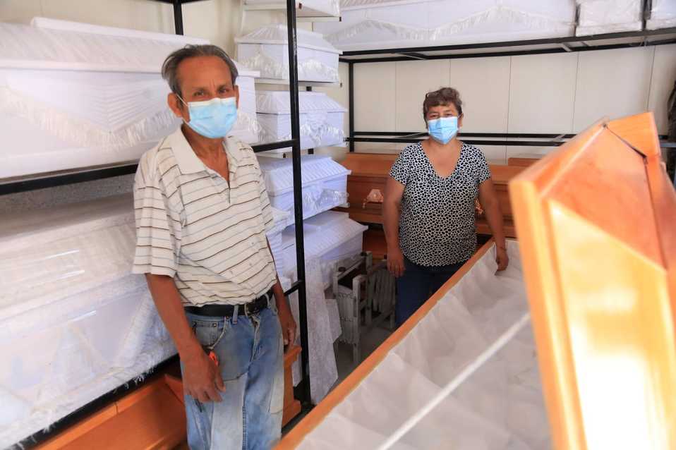 Félix Morales y su esposa Sofía Carrillo se dedican a la elaboración de ataúdes desde hace varios años. (Andrés Lobato)