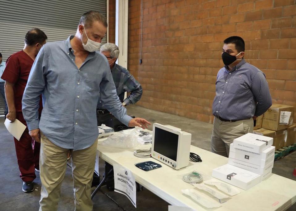 El gobernador supervisó que se entregue todo el material. (Fanny Martínez)