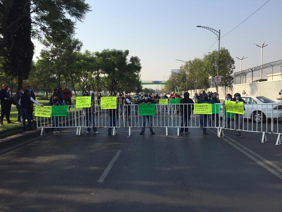 Los manifestantes instalaron vallas para impedir el paso de los vehículos. (César Velázquez)