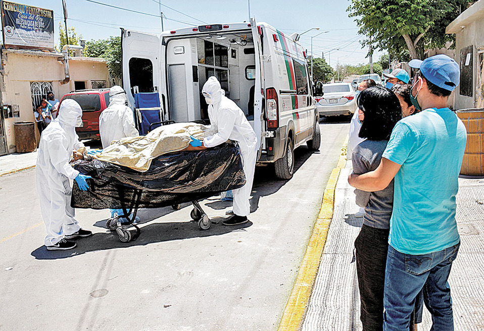 Personal forense retira el cuerpo de una víctima en Ciudad Juárez. (José Luis González)