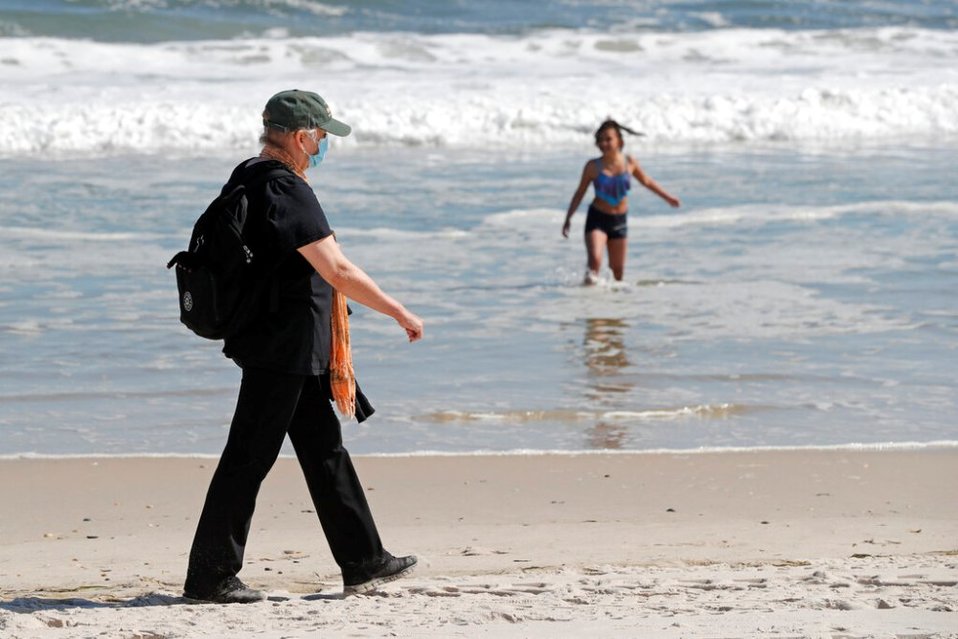 Varias playas de Long Island reabrieron el fin de semana pasado. (AP)