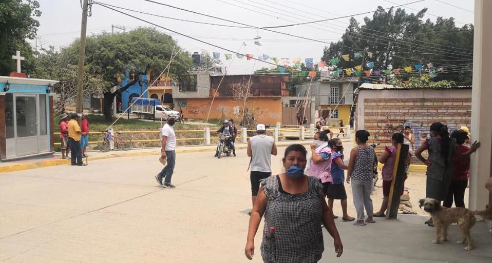 Los pobladores se enfrentaron contra policías y brigadistas de salud. (Óscar Rodríguez)