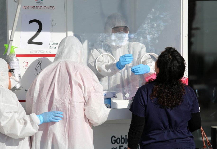Prueba de coronavirus realizada en Torreón. (Mauricio Román)