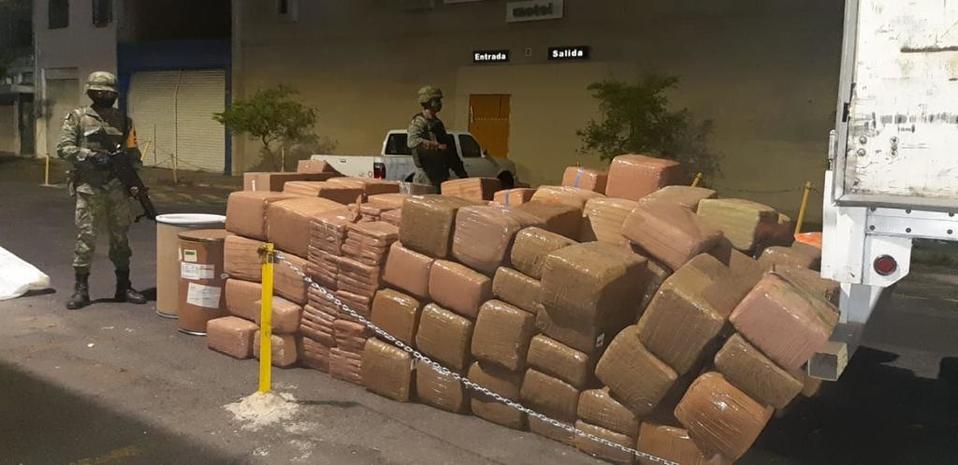 El tractocamión  fue abandonado sobre la carretera Guadalajara a Morelia. (Cortesía)