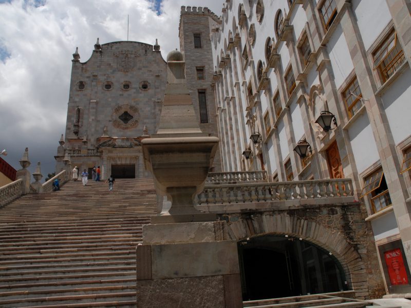 Universidad de Guanajuato condonará pago de títulos para egresados. Foto: Kiosko de la Historia.