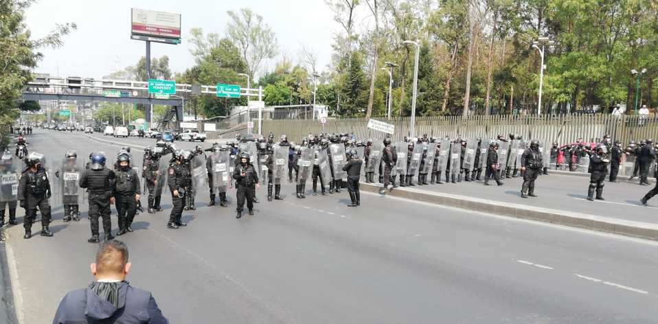 Bloqueo de policías federales en avenida constituyentes, a al altura de Las Torres. (Tomado de @vulcano_7)