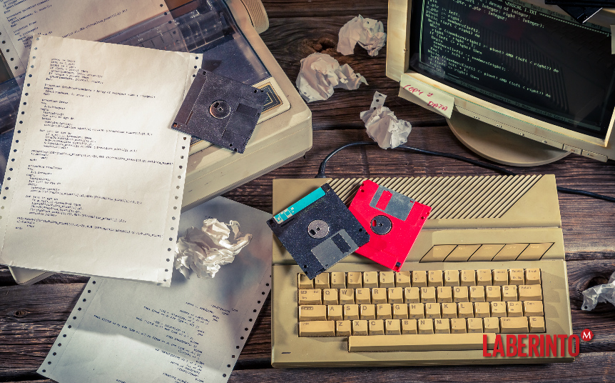 Una computadora vieja con algunos disquetes y una impresora. (Foto: Shutterstock)