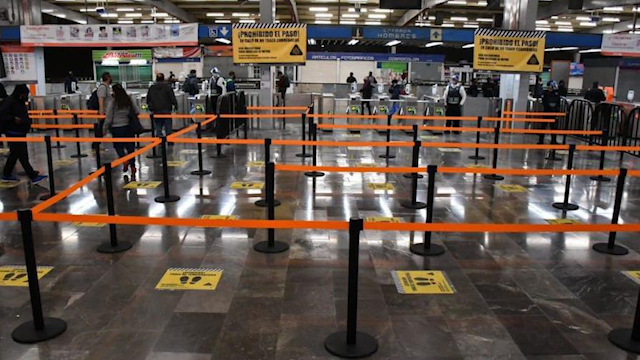 Para cumplir con sana distancia Metro dosifica usuarios en estaciones