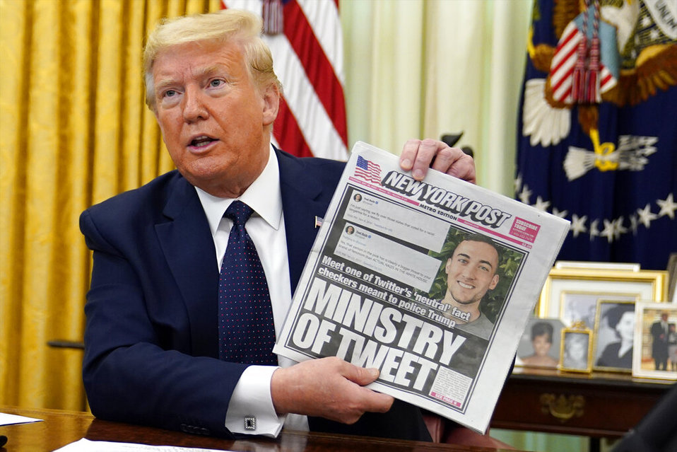 Donald Trump sosteniendo la portada de este jueves del New York Post en la Casa Blanca. (AP)