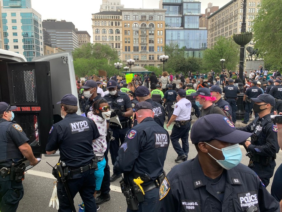 Al grito de “no justice, no peace” decenas de manifestantes llegaron a la Unión Square. (Juan Alberto Vázquez)