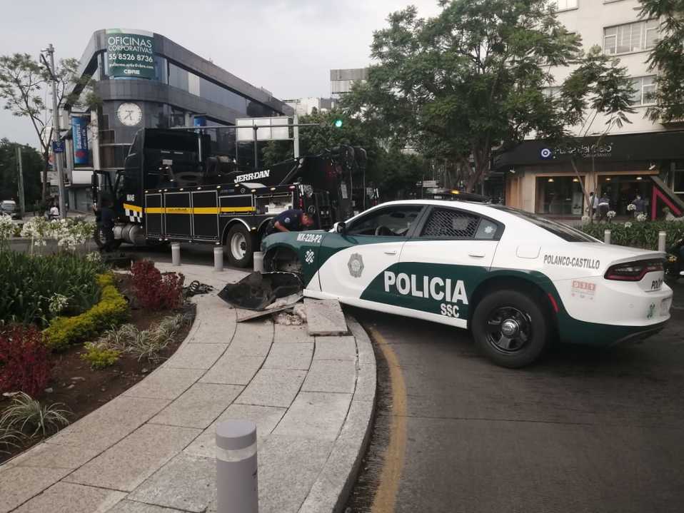 La patrulla de la SSC terminó sobre la glorieta de Arquímedes.