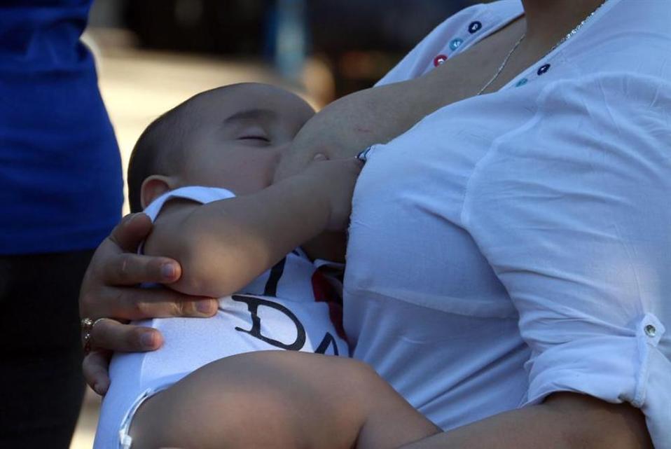 La leche materna también tiene propiedades antibacterianas, antivirales y antimicóticas. (EFE)