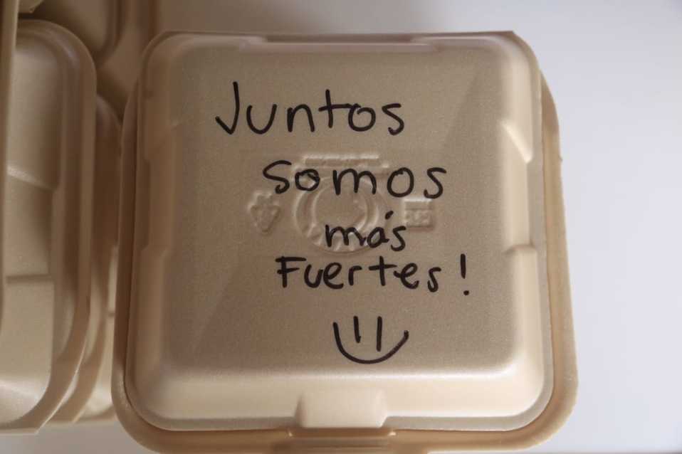 Los mensajes escrtitos, tienen como objetivo motivar a las personas que han perdido todo a causa de la pandemia. (Andrés Lobato)