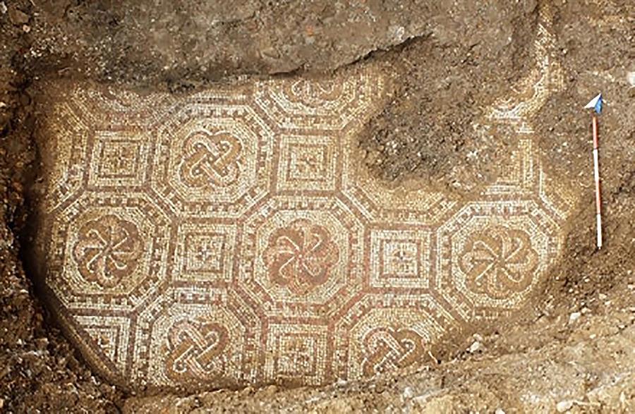 El moisaico romano salió a la luz bajo unos viñedos de Negrar, en la provincia de Verona, Italia.(EFE)