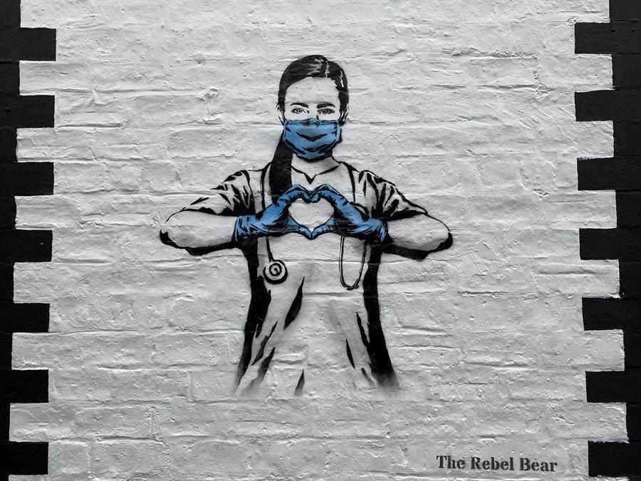 Obra realizada del artista escocés The Rebel Bear, en homenaje al personal sanitario.(EFE)