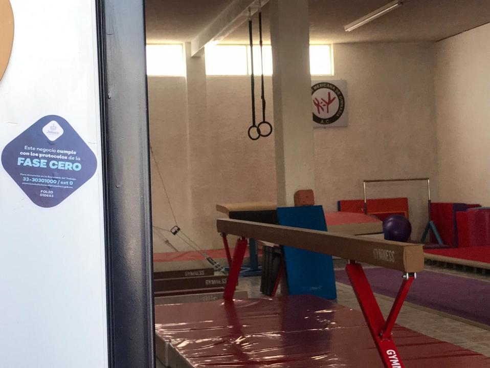 Patricia obtuvo su distintivo para reabrir su escuela de gimnasia y ahora se lo quieren quitar . (Elsa Gutíerrez)
