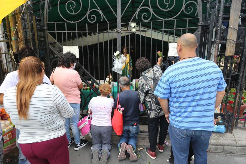 Pese a la contingencia sanitaria, como cada 28, los fieles acuden a la iglesia de San Hipólito. (Jorge Carballo)