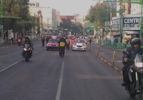 Taxistas de CdMx marchan a Secretaría de Bienestar. | Twitter OVIAL