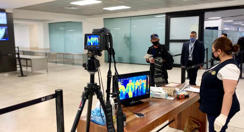 En los aeropuertos, los pasajeros tienen que pasar por varios filtros para evitar contagios de covid-19. (José Antonio Belmont)
