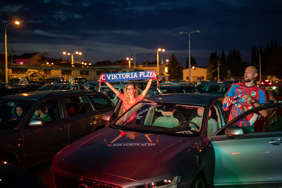 Aficionados del Viktoria Plzen disfrutando un partido en autocinema (Especial)