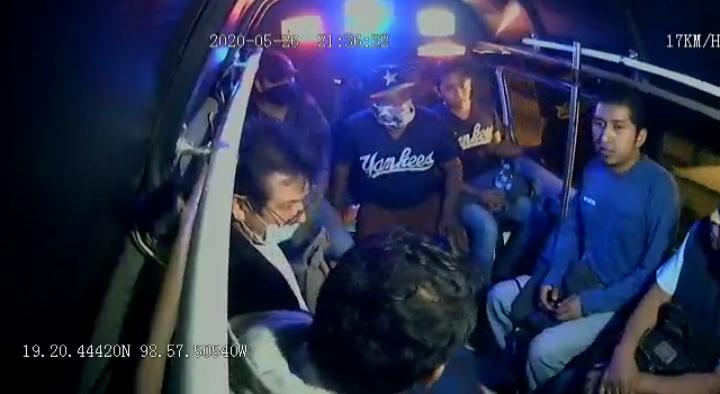 Al descender los sujetos también despojaron de sus pertenencias a los usuarios que viajaban en la cabina.