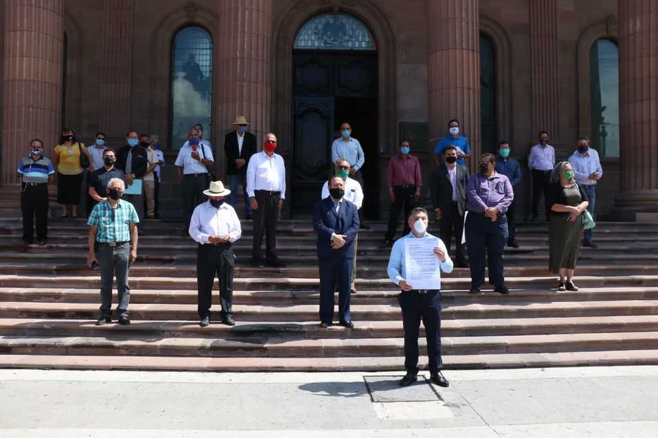 El grupo de evangélicos entregaron el exhorto en Palacio de Gobierno. Foto: Leonel Rocha