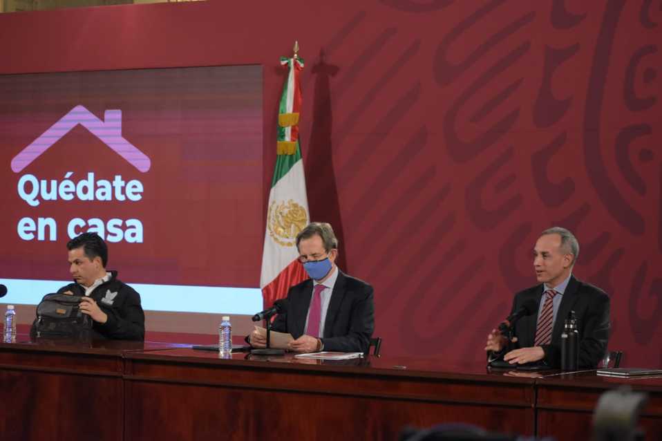 Hugo López-Gatell estuvo acompañado en la conferencia por Esteban Moctezuma y Zoé Robledo. (Especial)