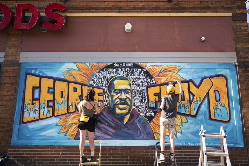 Un mural dedicado a George Floyd en Minneapolis; gente en todo Eu se manifiesta por su asesinato. (AFP)