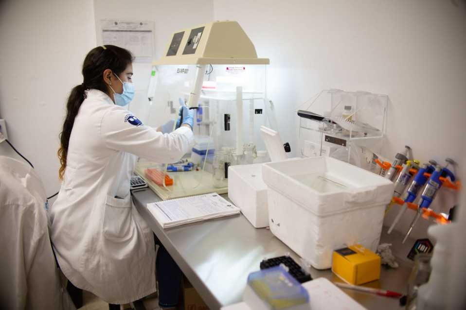 Personal del IPN durante el análisis de la prueba de coronavirus. (Omar Franco)