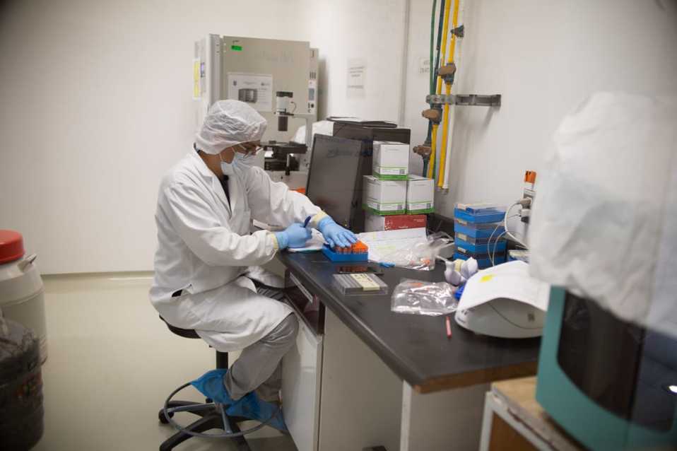 Personal del IPN analiza muestras para detectar casos de coronavirus. (Omar Franco)