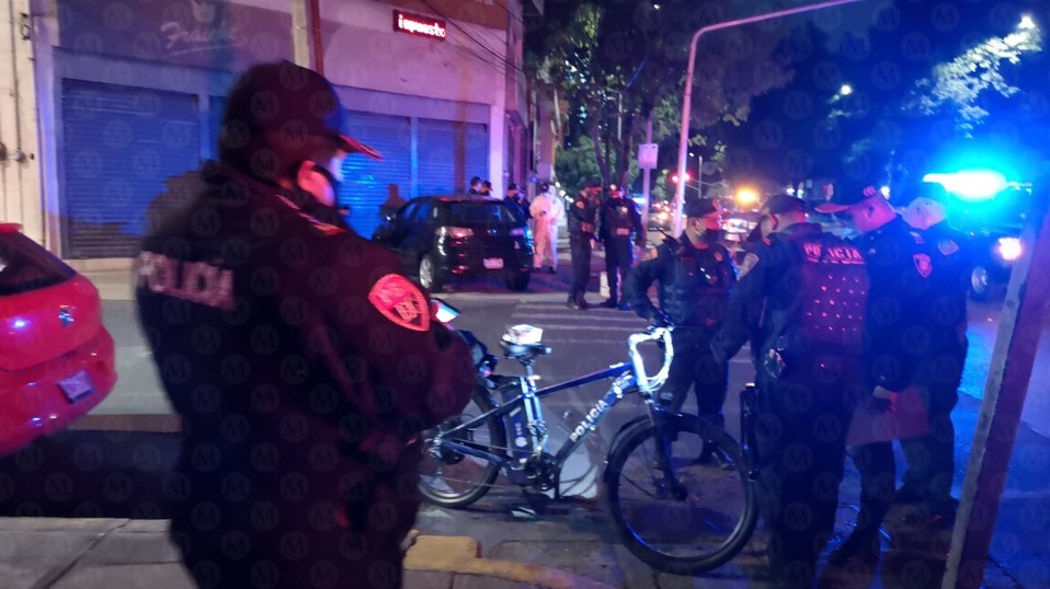 El policía fue trasladado a un hospital cercano para su atención médica. (Jorge Becerril)