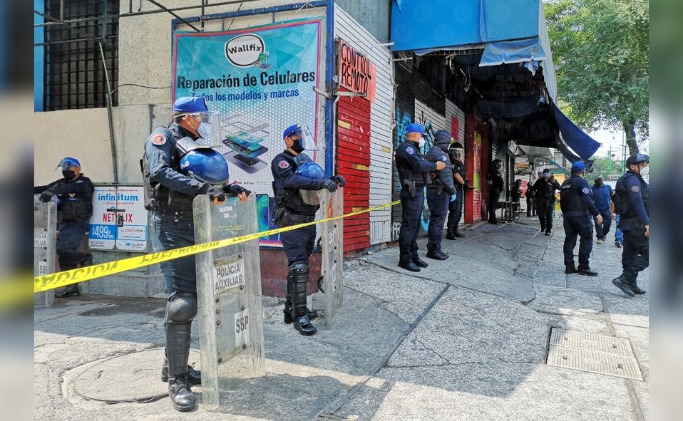 Los policías realizaron un cerco para evitar aglomeraciones en la zona. (Jorge Becerril)