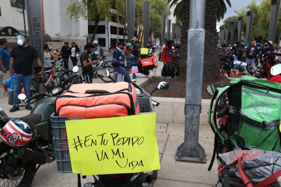 Un repartidor protesta la precariedad laboral que vive. (Octavio Hoyos)