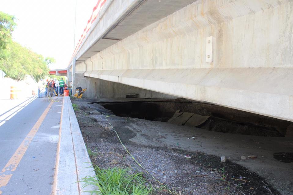 Socavón en puente de Nuevo Laredo
