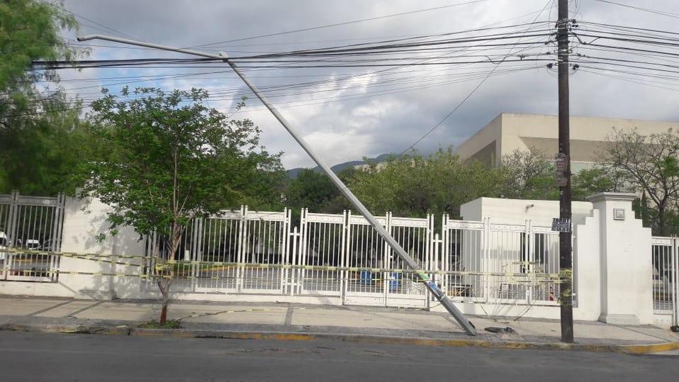 Aparentemente los fuertes vientos registrados el pasado viernes dañaron el poste. Foto: Especial