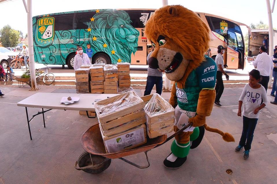 Club León reparte más de mil 800 despensas en León y Ocampo.