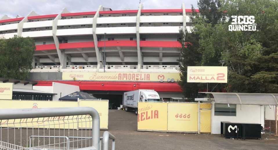 Comienzan a sacar mobiliario del Estadio Morelos (Twitter @EcosDelQuinceo)