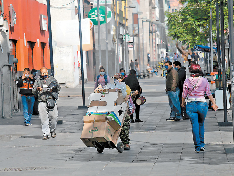 Ayer, a horas de que concluyera la jornada de sana distancia, los capitalinos ignoraron las restricciones y salieron. (Juan Carlos Bautista)