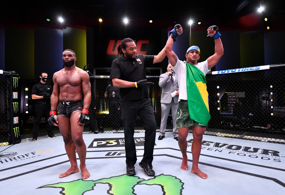 Gilbert Burns liga su sexta victoria tras derrotar a Tyron Woodley (UFC)
