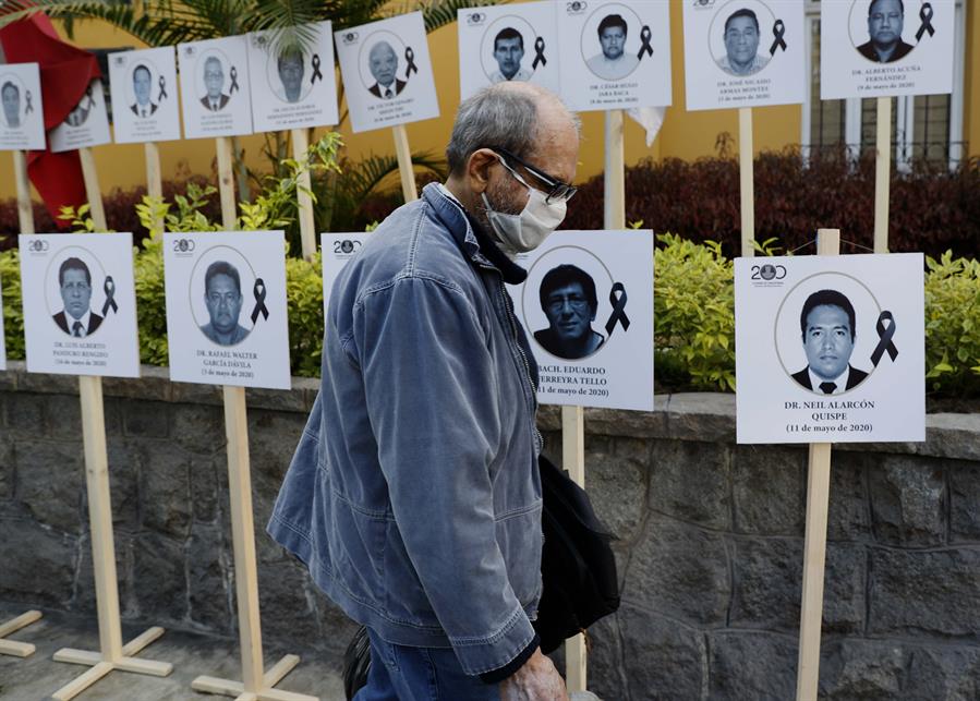 Han fallecido más de 30 médicos peruanos por covid-19. (EFE)