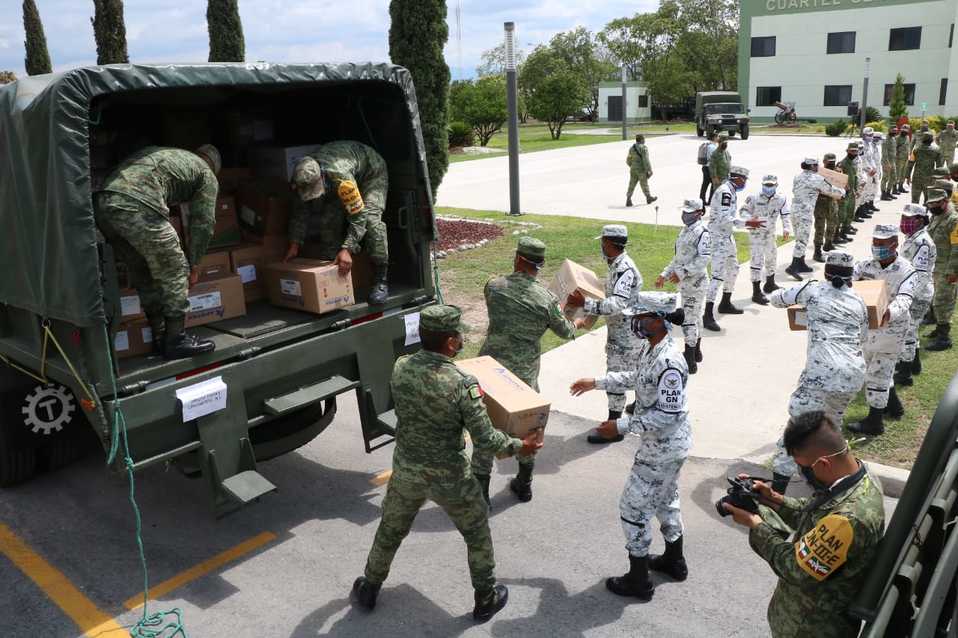 Entre los insumos que llegaron a Nuevo León se encuentran caretas, guantes, trajes, mobiliario, equipo médico para las áreas de hospitalización.  Foto
