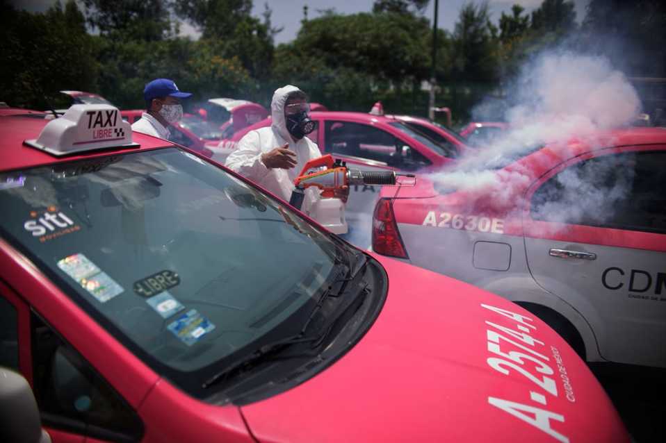 En Iztapalapa, desinfectan taxis por coronavirus. (Omar Franco)