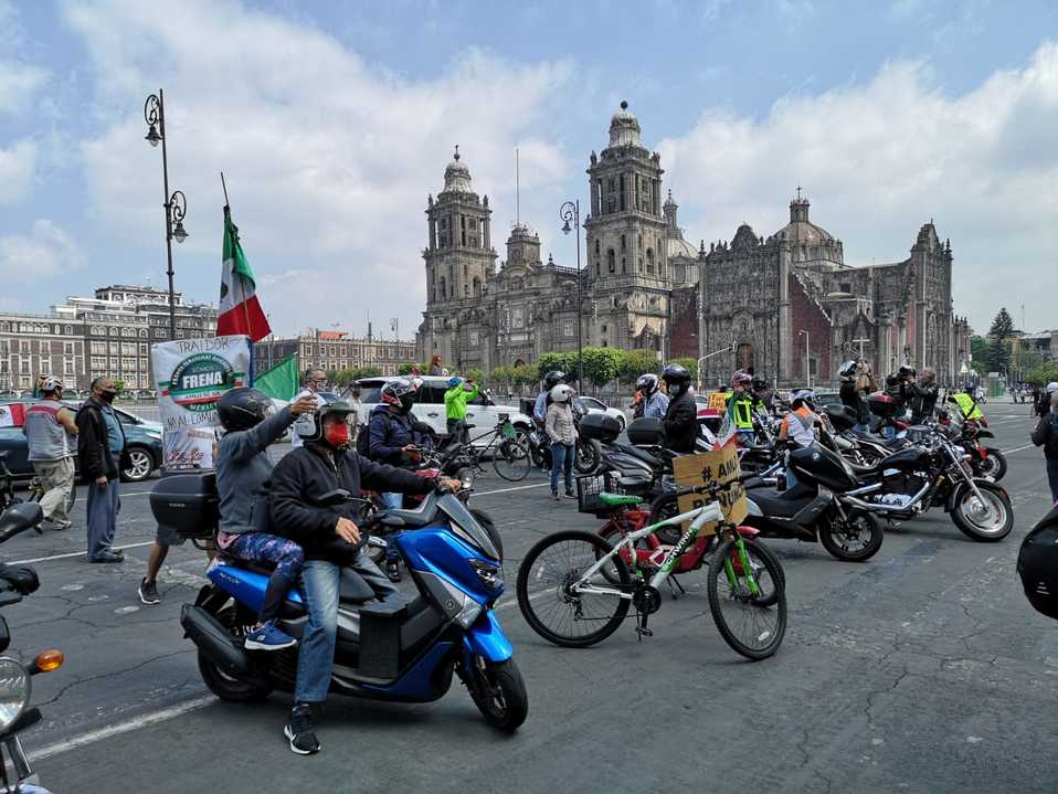 Manifestantes protestan en Palacio Nacional. | Jorge Becerril